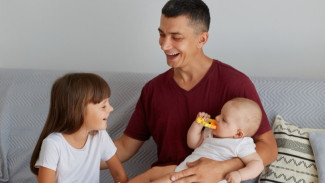 Kakak Mulai Cemburu Sama Adik Bayi? 7 Cara Ampuh Cegah Sibling Rivalry