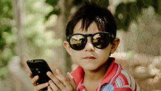 Mengajarkan Anak Bahaya Oversharing di Media Sosial