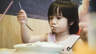 Mengajarkan Table Manner, Tata Cara dan Etika Makan kepada Anak