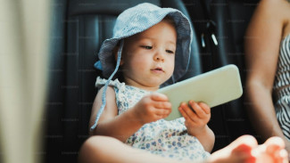 3 Bahaya Screen Time Bagi Anak di Bawah 2 Tahun