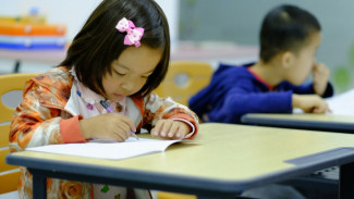 4 Alasan dan Langkah Mengajarkan Anak Menulis Sambung di Era Digital