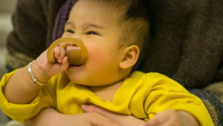 4 Manfaat dan Cara Memilih Teether yang Tepat untuk Bayi