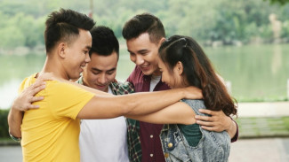 11 Rahasia Orangtua yang Membuat Anak Tetap Dekat dengan Saudara Seumur Hidup