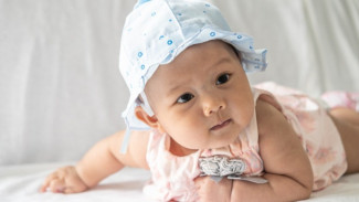 Kapan Bayi Mulai Merayap? Simak Tahap Perkembangan yang Wajar