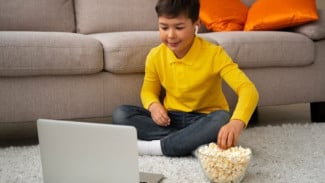 Jangan Asal Nonton! Ini 5 Cara Pilih Tayangan Tepat untuk Anak