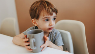5 Alasan Pentingnya Anak Minum Air Putih dan Cara Membiasakannya