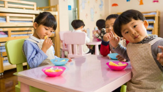 Bukan Sekadar Ngemil! Ini Alasan Psikolog Anjurkan Snacking Time Bareng Anak