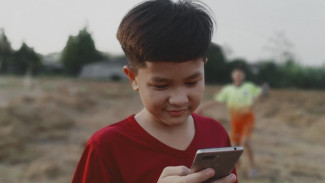 Anak Selalu Takut Ketinggalan? Waspadai FOMO Sejak Dini!