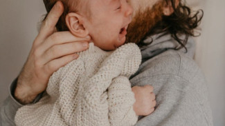 Tak Perlu Panik! Begini Cara Menenangkan Bayi yang Tak Mau Dipegang Orang Baru