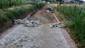 Pekerja Protes Upah, Pavingisasi Dari Dinas Pertanian & Pangan di Bajulmati Mangkrak Lebih Sepekan