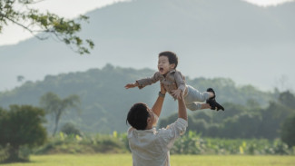 Bukan Cuma Ibu, Riset Buktikan 6 Sihir Ayah Ini Ubah Takdir Anak!