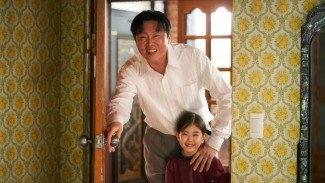 Review Film Pawn, Saat Utang Menjadi Awal Sebuah Keluarga
