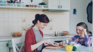 Tips Seru & Praktis Memasak Bersama Anak