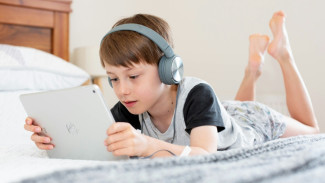 Volume Terlalu Kencang, Ini 4 Dampak Earphone pada Pendengaran Anak