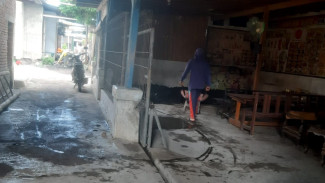 Bahu Jalan & Warung Kopi Jadi Lokasi Pembuangan Sedimen Sungai, Jurnalis VIVA News Dintimidasi