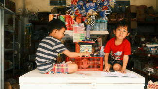 Anak Terlalu Sering Mengalah? Ini 7 Cara Orang Tua Membantu Mereka untuk Lebih Berani