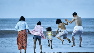 Review Shoplifters, Kisah Keluarga Palsu yang Hidup dari Mencuri