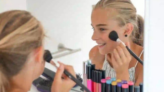 Ajari Remaja Putri Anda Menggunakan Make Up Sesuai Usianya