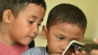 7 Tanda Anak Kecanduan Gadget & Bagaimana Mengatasinya