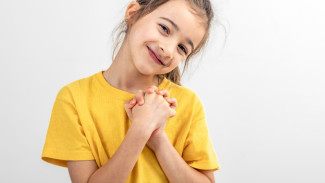 Tolong, Terima Kasih, Maaf: Cara Membentuk Anak yang Santun