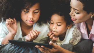 7 Istilah Parenting Penting di Era Digital yang Harus Diketahui Orang Tua Modern