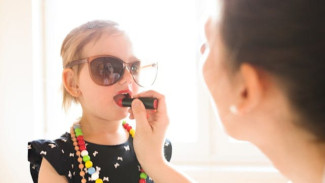 Anak Meniru Kebiasaan Orang Tua! Ini Alasan Pentingnya Teladan Parental