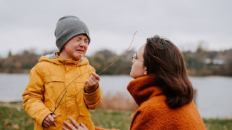 Lighthouse Parenting vs Helicopter Parenting! Apa Bedanya dan Mana yang Lebih Baik?