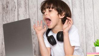 Sains Buktikan: Anak yang Terlalu Banyak Screen Time Rentan Alami Speech Delay