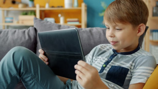 Tontonan atau Pendidikan? Cara Memfilter Konten YouTube Agar Anak Benar-benar Belajar
