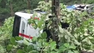 Hilang Kendali di Tikungan Tajam, Bus Bondowoso–Situbondo Jatuh ke Jurang Belasan Meter