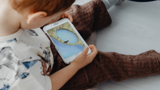Anak Ketagihan Gadget, Begini Cara Parenting Yang Ampuh!