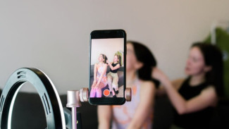 5 Cara Membantu Anak Tetap Percaya Diri di Tengah Dunia Influencer