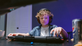 Anak Jadi Gamer Profesional? Ini Risiko vs. Peluang Karir yang Wajib Orang Tua Ketahui