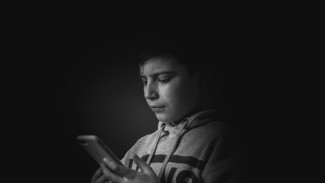 Waspada 'Deepfake Bullying' Cara Lindungi Mental Remaja dari Manipulasi Wajah di Internet