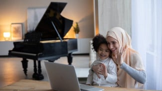 Lelah Jadi Sabar Terus? Mengapa 'Sturdy Parenting' Lebih Masuk Akal di Tahun 2025