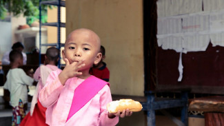 Anak Suka Makan sambil Jalan-Jalan? Kenali Bahaya dan Cara Orang Tua Mengatasinya