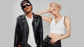 Rose x Bruno Mars Pecahkan Rekor, APT Kuasai 4 Chart di Apple Music 2025!