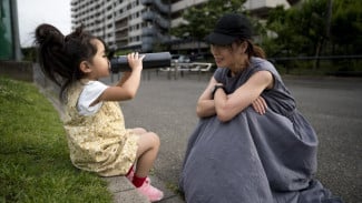 Saat Anak Menyembunyikan Perasaan dan Menolak Pelukan, Ini yang Perlu Dipahami!