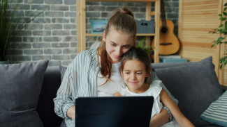 Agar Terhindar dari Hoaks, Ini 8 Cara Mengajarkan Anak untuk Mengolah Informasi di Era Digital