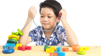 Moms, Yuk Kenali Penyebab, Gejala dan Pengobatan Autisme Pada Anak