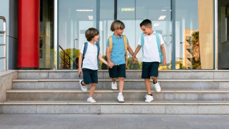 Anak Sulit Bergaul di Sekolah?! Orang Tua Bisa Jadi Penopang Terkuatnya!
