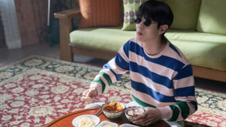 Choi Woo Shik Melihat Angka Berkurang Setiap Makan Masakan Ibunya dalam Film “Number One”