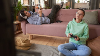 4 Cara Cerdas Mengurangi Screen Time Remaja Tanpa Drama di Rumah