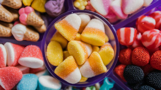5 Tips Menjaga Kesehatan Gigi pada Anak yang Gemar Makanan Manis