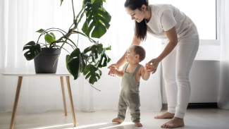 Tips Melatih Anak Berjalan dengan Aman Tanpa Menggunakan Baby Walker