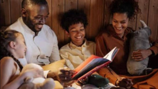 Orang Tua Bingung? Ini Alasan Parenting Anak Modern dan Tradisional Sering Bentrok