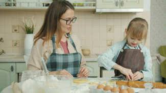 5 Manfaat Mengajak Anak Terlibat dalam Proses Memasak dan Menyiapkan Makanan di Rumah