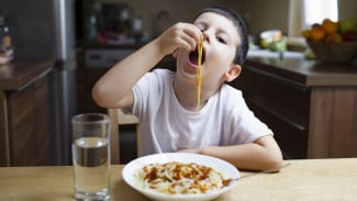 Cara Melatih Anak Makan Sendiri Panduan Tahapan Sesuai Usia dan Tips Praktis