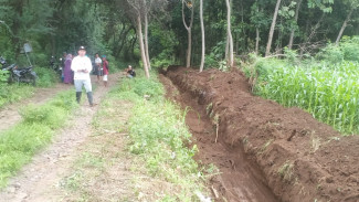 Cegah Rumah Tenggelam, One Piece Indonesia Omah Wongsorejo Bangun Drainase di Desa Bangsring