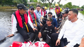 Siapkan Bantuan Bagi Korban Banjir Banjar, Mensos Tinjau Langsung